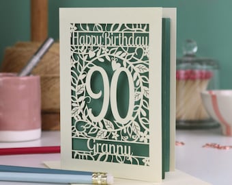 Biglietto d'auguri personalizzato per il 90° compleanno - Design floreale tagliato al laser