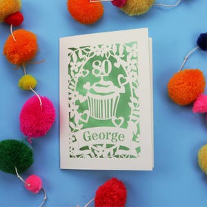 Carte 80e anniversaire - Papier découpé personnalisé Carte de voeux personnalisée Cupcake découpée au laser - Cartes faites main au Royaume-Uni