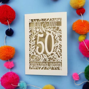 Carte papercut 50e anniversaire de mariage, carte florale personnalisée d'anniversaire de mariage d'or - 50 années étonnantes