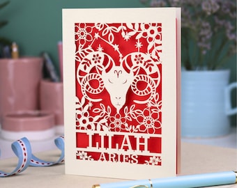 Tarjeta de cumpleaños personalizada con diseño de recorte de papel de Aries