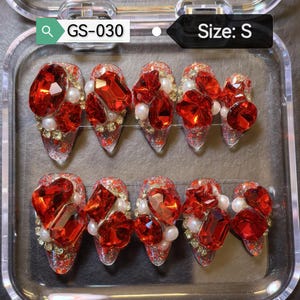 GS-030, 3D Ruby Sparkle Nails i storlek S, röda ädelstenar på en röd och silverglitterbas. Unikt handgjort smycke.