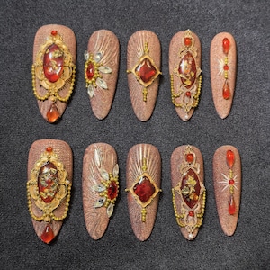 Uñas de oro rosa texturizadas 3D, joyas de oro barroco real, rubí rojo intenso, estilo personalizado y ceremonia de boda de lujo.