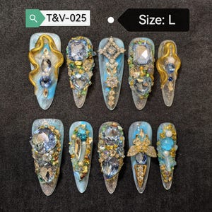 T&V-025, Ongles 3D Grâce Lumineuse en taille L, gemmes bleu pâle, zircons éclatants et ornements précieux. Pièce unique faite à la main.