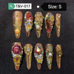 T&V-017, Ongles 3D Opulence Impériale en taille S, gemmes rouge rubis, ornements dorés et cristaux irisés. Pièce unique faite à la main.