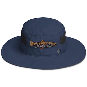 Sombrero de pesca con mosca Columbia Booney con trucha marrón bordada y montañas, con protección UPF 50 y ala ancha.