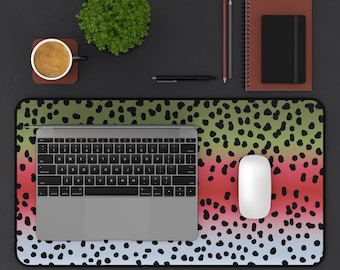 Tapete de escritorio con diseño de trucha arcoíris: decoración ergonómica para la oficina de los amantes de la pesca.