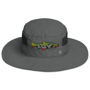 Sombrero de pesca con mosca Columbia Booney con trucha de arroyo bordada y montañas, con protección UPF 50 y ala ancha.