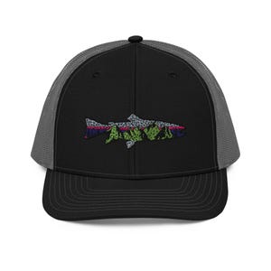 Gorra de camionero con trucha arcoíris bordada y montañas - Gorra de pescador con mosca - Richardson 112