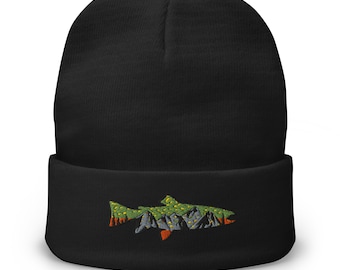 Puede incluir: Gorro negro con un diseño de pez bordado. El pez está detallado con colores verdes, amarillos, naranjas y grises. El gorro está hecho de un material suave y tejido y tiene un dobladillo.