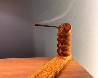 Handgefertigter Räucherstäbchenhalter aus Naturholz - Organische Maserung