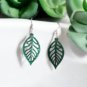 Laser geschnittene Holzblatt-Ohrringe: Handbemalter Boho-Schmuck