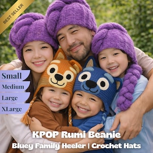 Könnte beinhalten: Eine Familie trägt passende lila Strickmützen und Häkelhüte mit Charakteren. Zu den Hüten gehören ein Fuchs und ein blauer Hund. Der Text auf dem Bild lautet "KPOP Rumi Beanie" und "Bluey Family Heeler | Crochet Hats."