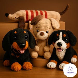 Könnte beinhalten: Eine Sammlung handgefertigter Häkeltierspielzeuge. Die Spielzeuge umfassen einen Dackel mit rot-weißen Streifen, einen schwarz-braunen Dackel, einen beigefarbenen Hund mit braunem Barett und einen schwarz-weiß-braunen Hund. Die Spielzeuge werden auf einer Holzoberfläche präsentiert.