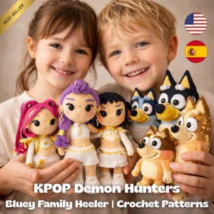 Op de afbeelding: Een verzameling gehaakte poppen en Bluey Family Heeler-personages. De poppen hebben roze, paars en zwart haar en dragen witte outfits met gouden details. De Bluey-personages zijn in verschillende poses. De afbeelding bevat de tekst "KPOP Demon Hunters" en "Bluey Family Heeler | Crochet Patterns."