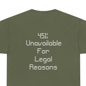 Könnte beinhalten: Olivgrünes T-Shirt mit dem Text "451: Unavailable For Legal Reasons" in weißer, pixeliger Schrift. Das T-Shirt hat einen Rundhalsausschnitt und kurze Ärmel. Der Text ist auf der Rückseite des T-Shirts zentriert.