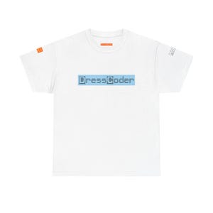 Può includere: Una t-shirt bianca a maniche corte con una grafica rettangolare azzurra sul petto con il testo DressCoder in un carattere pixelato. C'è una piccola etichetta quadrata arancione sulla manica destra e una piccola etichetta bianca sulla sinistra.