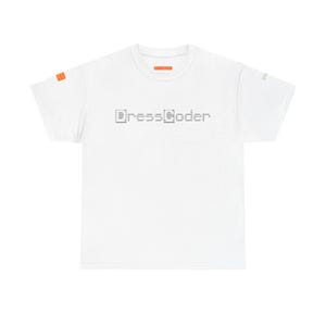Może przedstawiać: Biały t-shirt z krótkim rękawem z napisem "DressCoder" wydrukowanym czarną, pikselową czcionką cyfrową na klatce piersiowej. Koszulka posiada małą, prostokątną pomarańczową metkę wewnątrz dekoltu oraz na prawym rękawie.