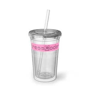 Può includere: Un bicchiere trasparente a doppia parete con cannuccia e coperchio trasparenti. Una fascia rosa con la scritta "Dresscode" avvolge la metà della tazza. Il bicchiere è progettato per contenere bevande fredde.