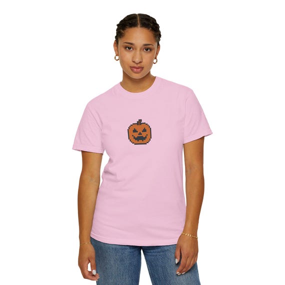 Retro Pixel Art Halloween Pumpkin Gamer T-Shirt - Unique Graphic Tee for Gamers & Casual Wear