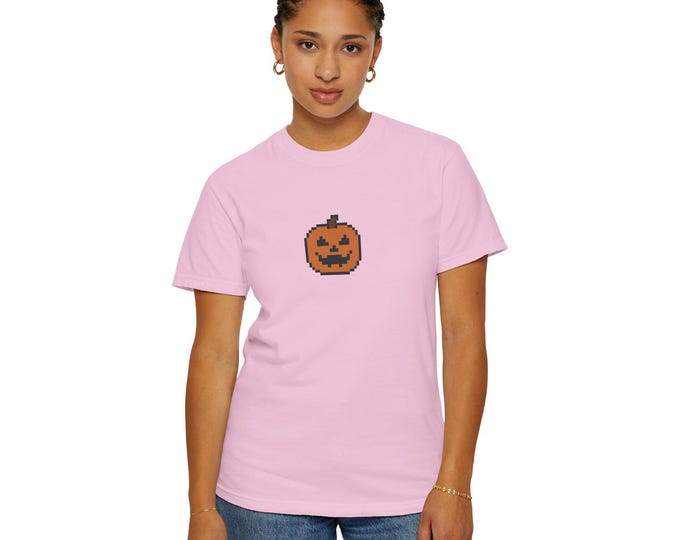 Retro Pixel Art Halloween Pumpkin Gamer T-Shirt - Unique Graphic Tee for Gamers & Casual Wear