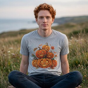 T-Shirt mit gestapelten Kürbislaternen | Halloween-Kürbishaufen, Herbstlaub