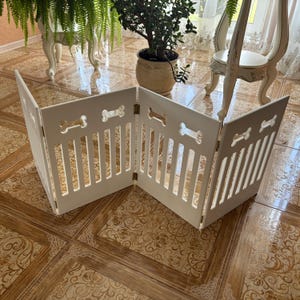 Puerta portátil de madera para mascotas: barrera para perros sin taladros para escaleras, puertas y patios / divisor independiente personalizado para cachorros