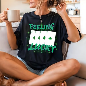 Feeling Lucky Comfort Colors 1717 T-Shirt – Poker Club Graphic Tee – Kasino Spieler Geschenk – St. Patrick's Day Shirt für Männer & Frauen