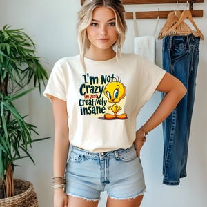Camiseta gráfica de Piolín, colores cómodos 1717 – Camiseta "No estoy loca" – Divertida camiseta de dibujos animados para mujer – Idea de regalo de estilo vintage