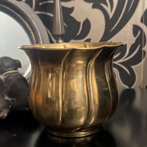 Vintage Brass Planter, Fluted Swirl Design, Scalloped Edge, Mid-Century Modern Cachepot, Boho Decor