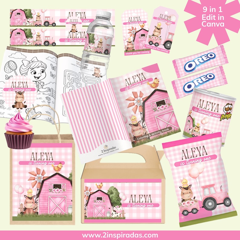 Op de afbeelding: Een verzameling feestartikelen met een boerderijthema, waaronder een roze schuur, een koe en de tekst "Aleya wordt &eacute;&eacute;n". Artikelen omvatten een waterfles, kleurboek, traktatiezakjes en snacks.