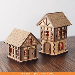 Puede incluir: Dos casas de madera en miniatura con tejados y paredes de color marrón claro. Las casas tienen ventanas y puertas, y la casa más grande tiene dos pisos. Las casas están sobre una superficie de madera.