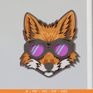 Puede incluir: Un diseño de cabeza de zorro en capas en tonos naranja, marrón y blanco, con gafas grises con lentes rosas y azules. El zorro es una obra de arte en papel 3D. La parte inferior de la imagen tiene el texto: AI / PDF / SVG / DXF / DWG.