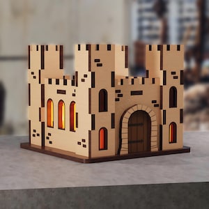 Op de afbeelding: Een houten kasteelmodel met een lichtbruine buitenkant en een donkerbruine basis. Het kasteel heeft gewelfde ramen en een grote gewelfde deuropening. De binnenkant gloeit met een oranje licht, wat een warme sfeer creëert. Ideaal voor woondecoratie.