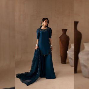 Bröllopskostym i rå siden med sharara-mönster | Broderad festklänning och outfit för bröllopsgäster | Pakistansk indisk designer med etnisk shalwar kameez bild 1