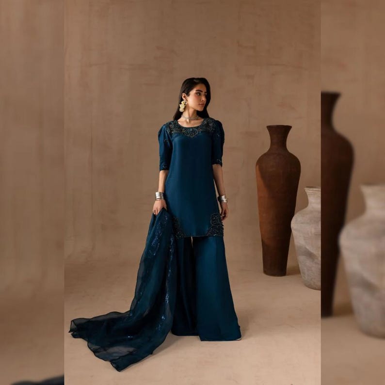 Bröllopskostym i rå siden med sharara-mönster | Broderad festklänning och outfit för bröllopsgäster | Pakistansk indisk designer med etnisk shalwar kameez bild 1