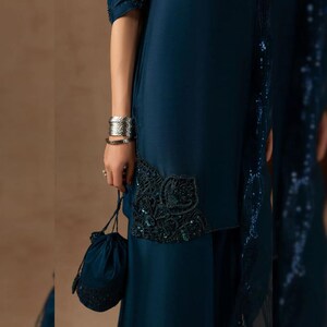 Bröllopskostym i rå siden med sharara-mönster | Broderad festklänning och outfit för bröllopsgäster | Pakistansk indisk designer med etnisk shalwar kameez bild 4