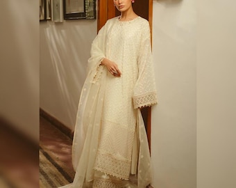 Elfenbeinfarbenes Chiffonkleid im pakistanischen Stil für Damen | Luxuriös bestickter Salwar Kameez | Kleid für Hochzeitsgäste | Designer-Anzug aus Pakistan | Festliche Kleidung