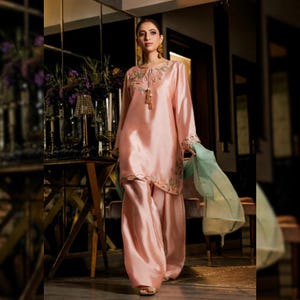 Abito Farshi in seta Sheesha color pesca - Salwar Kameez pakistano ricamato - Pigiama Farshi a gamba larga realizzato a mano - Abito Eid etnico in 3 pezzi