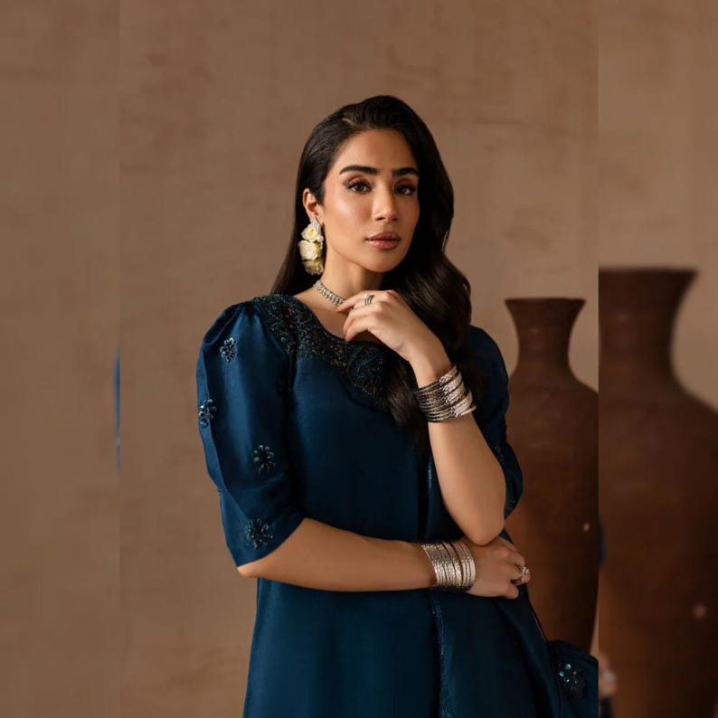 Bröllopskostym i rå siden med sharara-mönster | Broderad festklänning och outfit för bröllopsgäster | Pakistansk indisk designer med etnisk shalwar kameez bild 3
