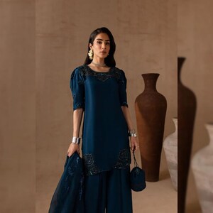 Bröllopskostym i rå siden med sharara-mönster | Broderad festklänning och outfit för bröllopsgäster | Pakistansk indisk designer med etnisk shalwar kameez bild 7
