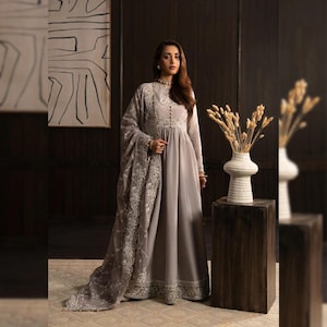 dress design pakistani frock Casual Long Pakistani Frock Design Lawn Frock Casual Frock Design 2019 Pakistani Lawn Dress Printed