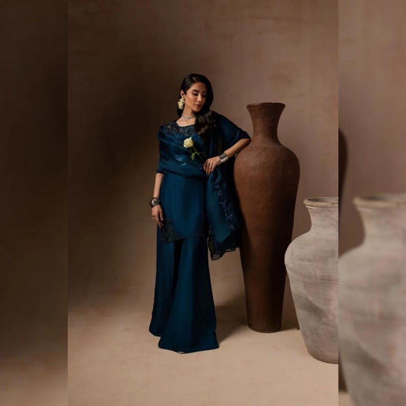 Bröllopskostym i rå siden med sharara-mönster | Broderad festklänning och outfit för bröllopsgäster | Pakistansk indisk designer med etnisk shalwar kameez bild 6