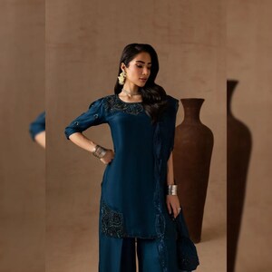 Bröllopskostym i rå siden med sharara-mönster | Broderad festklänning och outfit för bröllopsgäster | Pakistansk indisk designer med etnisk shalwar kameez bild 2