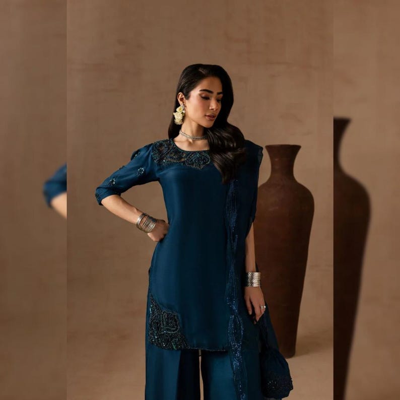 Bröllopskostym i rå siden med sharara-mönster | Broderad festklänning och outfit för bröllopsgäster | Pakistansk indisk designer med etnisk shalwar kameez bild 2