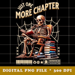 Peut inclure: Fichier PNG numérique représentant un squelette lisant un livre, assis dans une chaise en bois. L'image comprend le texte "JUST ONE MORE CHAPTER" et une pile de livres. Le fond est noir avec un motif de toile d'araignée.
