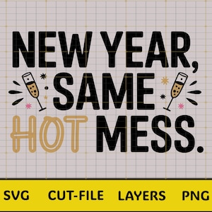 Op de afbeelding: Een digitale afbeelding met de tekst "NEW YEAR, SAME HOT MESS." De woorden zijn in zwart en goud, met champagneglazen en sterretjes. De onderste banner luidt "SVG CUT-FILE LAYERS PNG."