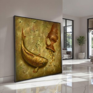 Puede incluir: Obra de arte enmarcada que presenta un pez dorado y una jarra de color cobre vertiendo monedas. El pez tiene aletas y escamas rojas, sobre un fondo texturizado verde oliva. La obra se exhibe en un espacio de vida moderno.