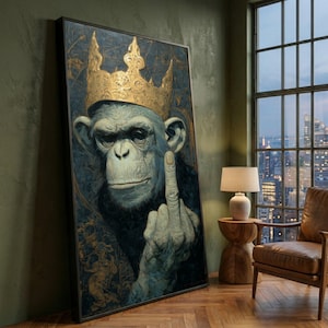 Puede incluir: Obra de arte enmarcada que representa a un chimpancé con una corona dorada y mostrando el dedo medio. La obra tiene una combinación de colores azul oscuro y dorado, con la cara del chimpancé en tonos azules y grises. La imagen se muestra en una habitación con una ventana.
