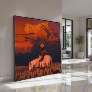 Può includere: Una grande stampa artistica rettangolare da parete che raffigura una persona con cappello da cowboy e gambali a cavallo in un campo di erba alta. La scena è ambientata sotto un drammatico cielo al tramonto color arancione e rosso.