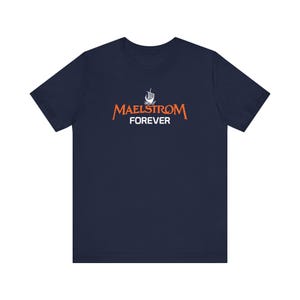 Könnte beinhalten: Marineblaues T-Shirt mit dem Text "MAELSTROM FOREVER" in Orange und Weiß. Das Design beinhaltet eine stilisierte Schiffsgrafik über dem Wort "MAELSTROM". Kurzärmliges T-Shirt mit Rundhalsausschnitt.